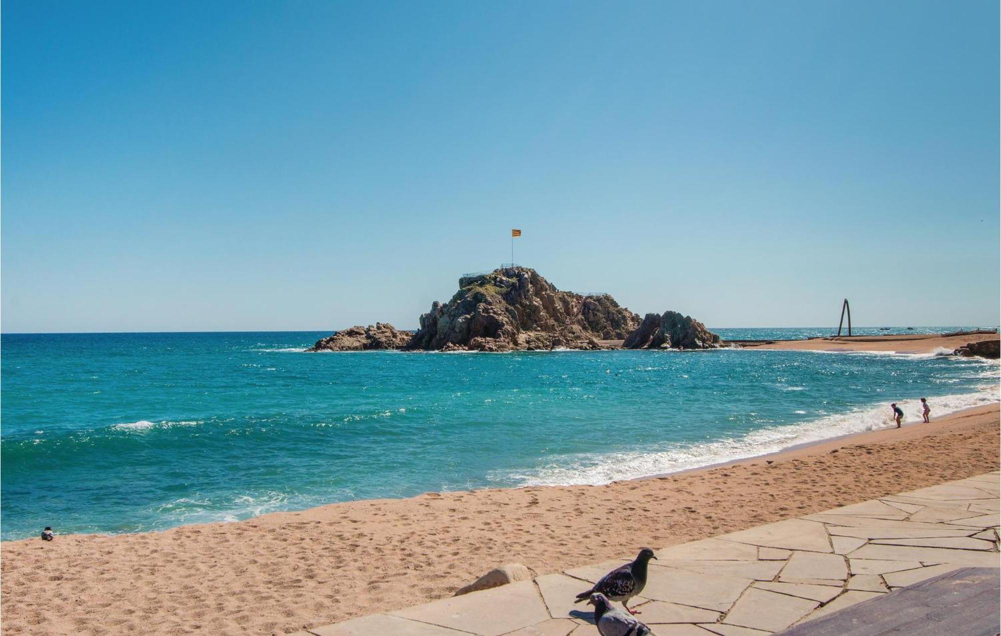 Amazing Apartment In Blanes With Kitchen Екстериор снимка